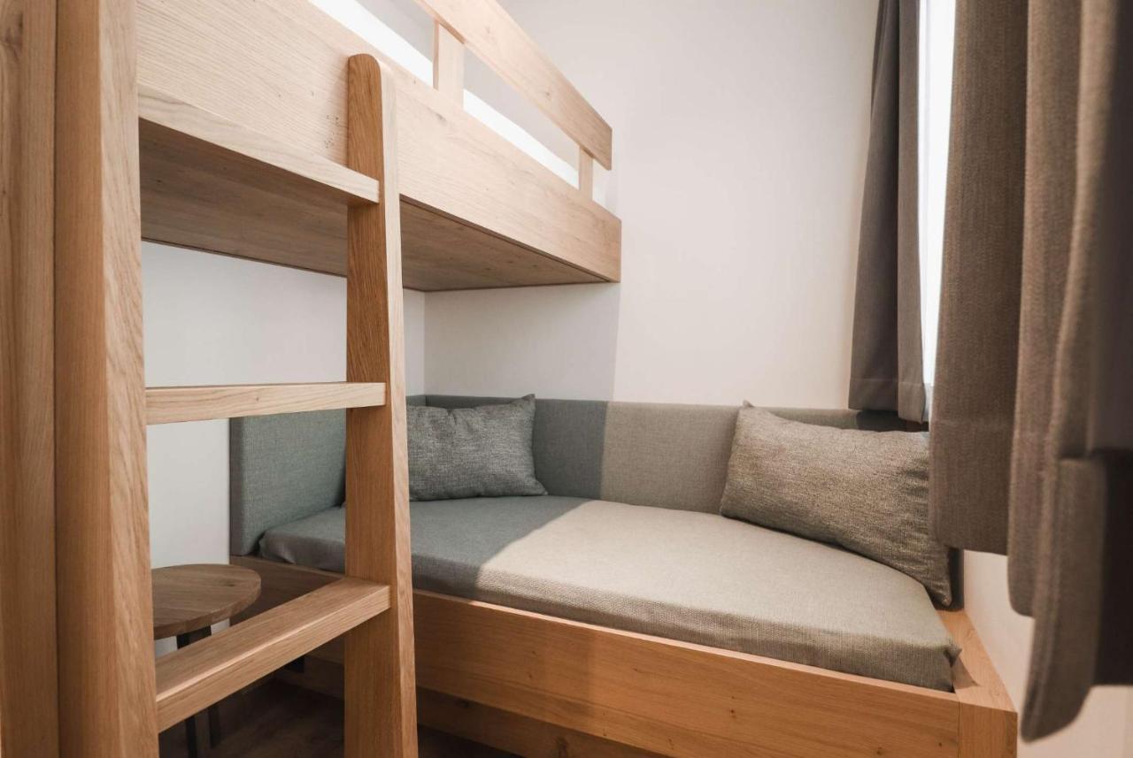 Guesthouse Karnatsch Parcines Bagian luar foto